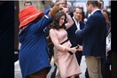Η Κέιτ Μίντλετον χορεύει με τον αρκούδο Paddington και τα βρετανικά Μέσα την αποθεώνουν