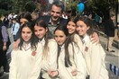 «Μπράβο Δάφνη!»: Ο Κυριάκος Μητσοτάκης παρακολούθησε την παρέλαση του σχολείου της κόρης του