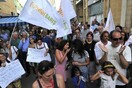 Κύπρος: Ογκώδης διαδήλωση στη νεκρή ζώνη με αφορμή τις συνομιλίες-Μη μας προδώσετε