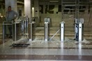 Κουκουλοφόροι έσπασαν ακυρωτικά μηχανήματα στο μετρό Πανεπιστημίου