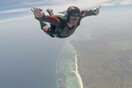 Βρετανοί έκαναν ολόγυμνοι ελεύθερη πτώση στην Κένυα για να στείλουν μήνυμα ενότητας μετά το Brexit