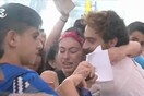 Χαμός για τον Μάριο στο αεροδρόμιο της Λάρνακας - Χειροκροτήματα, συνθήματα και κλάματα (!) στην επιστροφή του «τρελού Κύπριου»