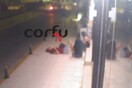 Απίστευτο βίντεο από Κέρκυρα - Δείτε πώς αυτοί οι τρεις γλίτωσαν από όχημα που έπεσε πάνω σε μπαρ