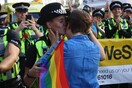 Η στιγμή που μια αστυνομικός λέει «Ναι» στην πρόταση γάμου από τη σύντροφό της στο London Pride