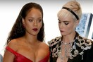 Η Cara Delevingne είχε μια πολύ καλή εξήγηση για τη viral φωτογραφία που τη δείχνει να κοιτάζει το στήθος της Rihanna