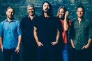 Είναι λογικό, το 2017, οι Foo Fighters να βρίσκονται στο Nο 1 σε Αγγλία και Αμερική;