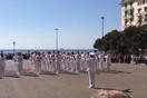 Η μπάντα του Πολεμικού Ναυτικού παίζει Despacito στην πλατεία Αριστοτελους