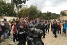 Τεταμένη η κατάσταση στην Ισπανία - Επεισόδια καθώς η αστυνομία επεμβαίνει στα εκλογικά κέντρα