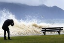 Θυελλώδεις άνεμοι στην Ελβετία: Εκτροχιάστηκε τρένο και γκρεμίστηκε το χριστουγεννιάτικο δέντρο στη Βέρνη
