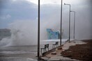 Καταστροφές και προβλήματα λόγω των ισχυρών ανέμων σε όλη τη χώρα