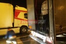 Μετανάστες «μπουκάρουν» σε νταλίκες στο λιμάνι της Πάτρας