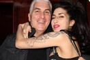 Ο πατέρας της Amy Winehouse λέει πως τον επισκέπτεται συνέχεια το φάντασμα της κόρης του