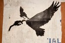 Αυθεντικό έργο του Banksy σώθηκε από την καταστροφή σε παραλία της Αγγλίας