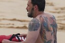 Ο Μπεν Άφλεκ εμφανίστηκε με τεράστιο πολύχρωμο τατουάζ στην πλάτη και όλοι απορούν