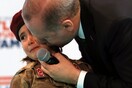 Ο Ερντογάν κάνει στρατιωτική προπαγάνδα: Ανέβασε στη σκηνή ένα μικρό κορίτσι, που έβαλε τα κλάματα