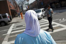 Δύο Μουσουλμάνες κάνουν μήνυση στη Νέα Υόρκη - Αστυνομικοί τις έβαλαν να αφαιρέσουν τις χιτζάμπ τους
