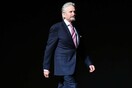 «Μιλούσε χυδαία και αυνανίστηκε μπροστά μου»: Τι λέει η γυναίκα που κατηγορεί τον Μάικλ Ντάγκλας για σεξουαλική παρενόχληση