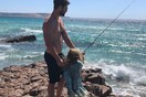 O Chris Hemsworth πήγε ταξίδι με τα παιδιά του, κολύμπησε με δελφίνια κι αγκάλιασε φίδια και κοάλα