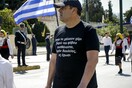 Ο δάσκαλος στην παρέλαση της Αθήνας που ξεχώρισε με την μπλούζα του