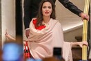 Εκθαμβωτική η Τζολί προκαλεί πανδαιμόνιο στο Παρίσι - ΒΙΝΤΕΟ