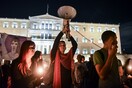 Εκατοντάδες Αθηναίοι στην πορεία για τον Ζακ Κωστόπουλο - Γεμάτο φωτογραφίες του και λουλούδια το κοσμηματοπωλείο