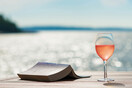 Καλοκαιρινά ηλιοβασιλέματα με ένα βιβλίο και ένα ποτήρι καλό ροζέ κρασί!