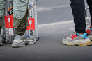 Βίαιο επεισόδια για τα Triple S του Balenciaga - Για διακρίσεις απέναντι σε Κινέζους πελάτες κατηγορείται ο οίκος