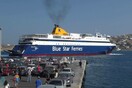 Ακινητοποιημένο με 1356 επιβάτες στο λιμάνι της Σύρου το Blue Star Πάρος