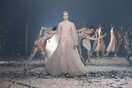 Μαγικός Dior στο Παρίσι - Χορογραφημένη πασαρέλα, μπαλαρίνες και χιλιάδες ροδοπέταλα