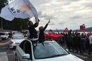 Οι υποστηρικτές του Ερντογάν βγήκαν στους δρόμους και πανηγυρίζουν