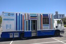 Μια Κινητή Βιβλιοθήκη φέρνει το βιβλίο σε κάθε γειτονιά της Αθήνας