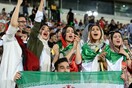 Για πρώτη φορά επέτρεψαν στις γυναίκες του Ιράν να δουν ποδόσφαιρο στο γήπεδο