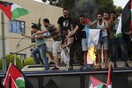 Πετροπόλεμος και χημικά έξω από την πρεσβεία του Ισραήλ στην Αθήνα