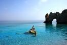 Guardian: Η Σκιάθος έβαλε κουτιά στο αεροδρόμιο για να αφήνουν οι τουρίστες τα βότσαλα από τα Λαλάρια