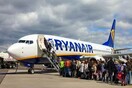 Με χρέωση πλέον η χειραποσκευή στην καμπίνα. Οι επιβάτες της Ryanair μπροστά στους νέους κανονισμούς