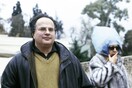 Ο Νίκος Κοτζιάς έξω από τη Βουλή το 2004.