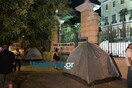 Συμβασιούχοι έστησαν σκηνές έξω από το υπουργείο Μακεδονίας-Θράκης
