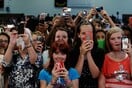 H Γαλλία απαγορεύει τα smartphones στα σχολεία