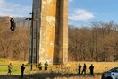 Μυστήριο στο Τορόντο - Κανείς δεν γνωρίζει πως βρέθηκε κρεμασμένο εκεί αυτό το αυτοκίνητο