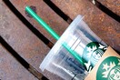 Τα Starbucks σταματούν να χρησιμοποιούν πλαστικά καλαμάκια και αλλάζουν τα ποτήρια τους
