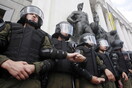 Επεισόδια και τραυματίες έξω από την ουκρανική βουλή - «Μάχες» διαδηλωτών και αστυνομίας