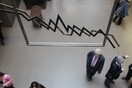 Handelsblatt: Η Ελλάδα πληρώνει περισσότερα για να δανειστεί