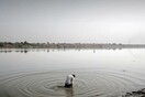 By the River: Ταξίδι στην πόλη της Ινδίας όπου η ζωή και ο θάνατος συνυπάρχουν ειρηνικά
