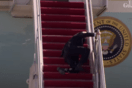 Ο Τζο Μπάιντεν πεσμένος σε σκάλες