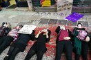 Πορεία κατά του σεξισμού και του ρατσισμού - Οι διαδηλωτές με μάσκες του Ζακ Κωστόπουλου έξω από το κοσμηματοπωλείο