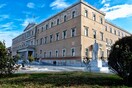 Guardian: Έπειτα από 9 χρόνια, τέλος το κάπνισμα στην Ελληνική Βουλή