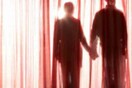 «Μην κοιτάξεις πίσω απ' την κουρτίνα» - Μυστηριώδης αυτοκτονία ζευγαριού στη Νέα Υόρκη