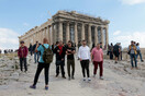 Για μήνες χαλασμένο το αναβατόριο ΑμεΑ στην Ακρόπολη - Σήκωσαν μαθητή στα χέρια και τo Υπουργείο λέει πως δεν γνώριζε