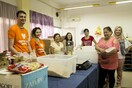 Μια ομάδα συγκεντρώνει τρόφιμα από εστιατόρια της Αθήνας και τα μοιράζει σε άπορες οικογένειες
