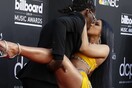 Billboard: H Cardi B σήκωσε το πόδι της για ένα φιλί και απάντησε γυμνή σε όσους σοκαρίστηκαν